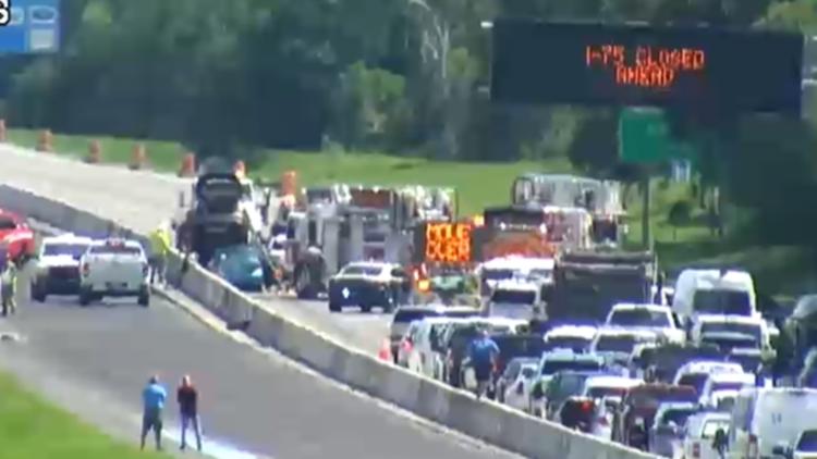 Crash shuts down part of I-75 S in Sarasota; 3 injured