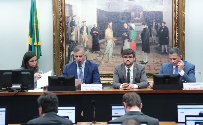 Coronel Assis (à dir) é o relator da PEC na CCJ. Foto: Bruno Spada/Câmara dos Deputados