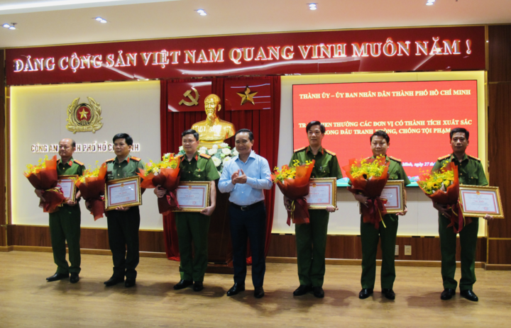 TP.HCM khen thưởng 6 tập thể phá nhanh vụ nổ súng giết người ở Bến Thành
