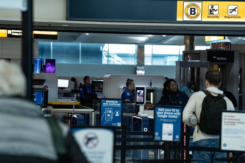 Trump estudia bloquear trámites migratorios en aeropuertos de ciudades ...