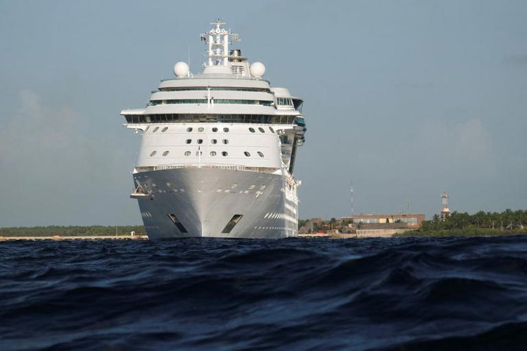 Imagen de archivo. El crucero Radiance of the Seas de Royal Caribbean está atracado en el Puerto de Cruceros de Costa Maya, después de que las autoridades mexicanas rechazaran un gran parque acuático planeado para la zona por Royal Caribbean, en Mahahual, estado de Quintana Roo, México, 20 de mayo de 2026. REUTERS/Paola Chiomante