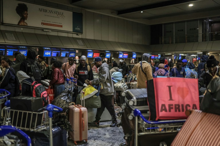 First 300 Ghanaians return from S.Africa after xenophobic tensions