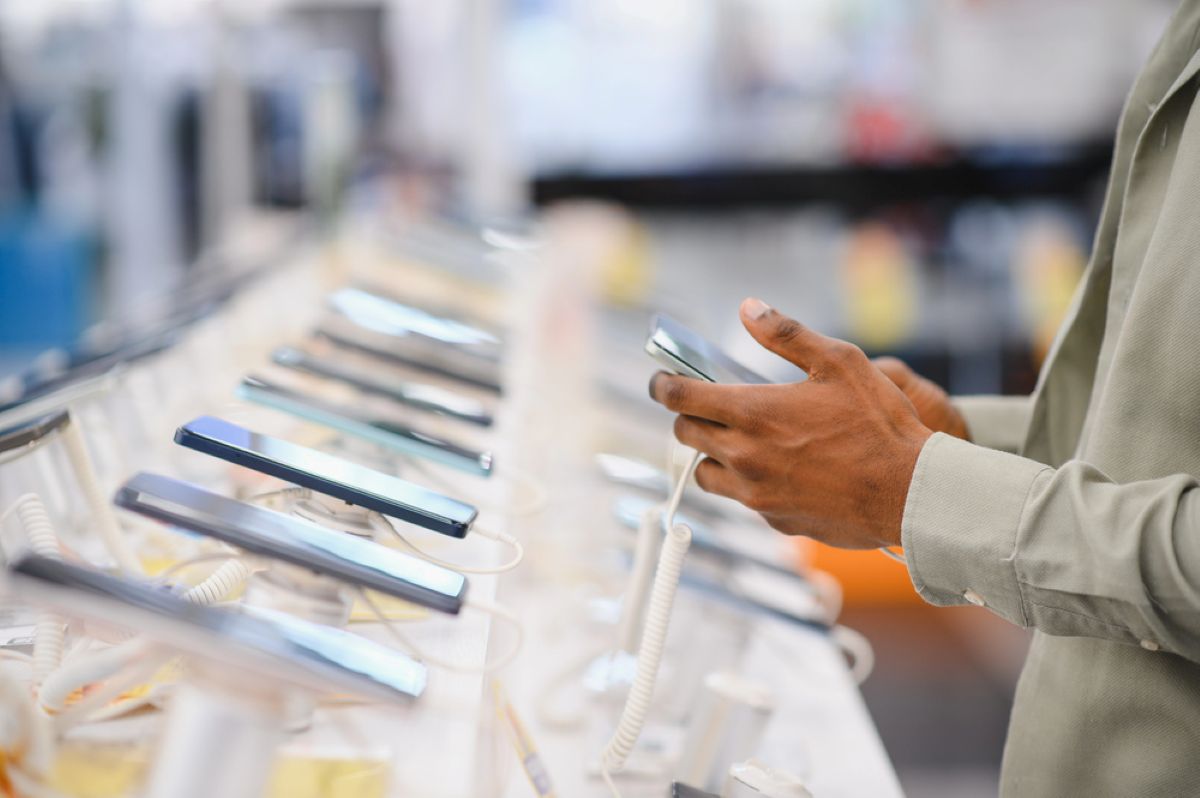 Memory crisis triggers record smartphone market collapse