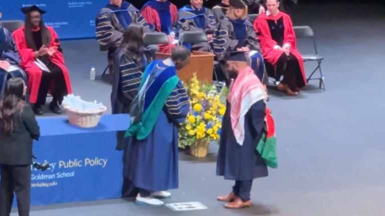 UC Berkeley graduate denied diploma scroll while holding Palestinian ...