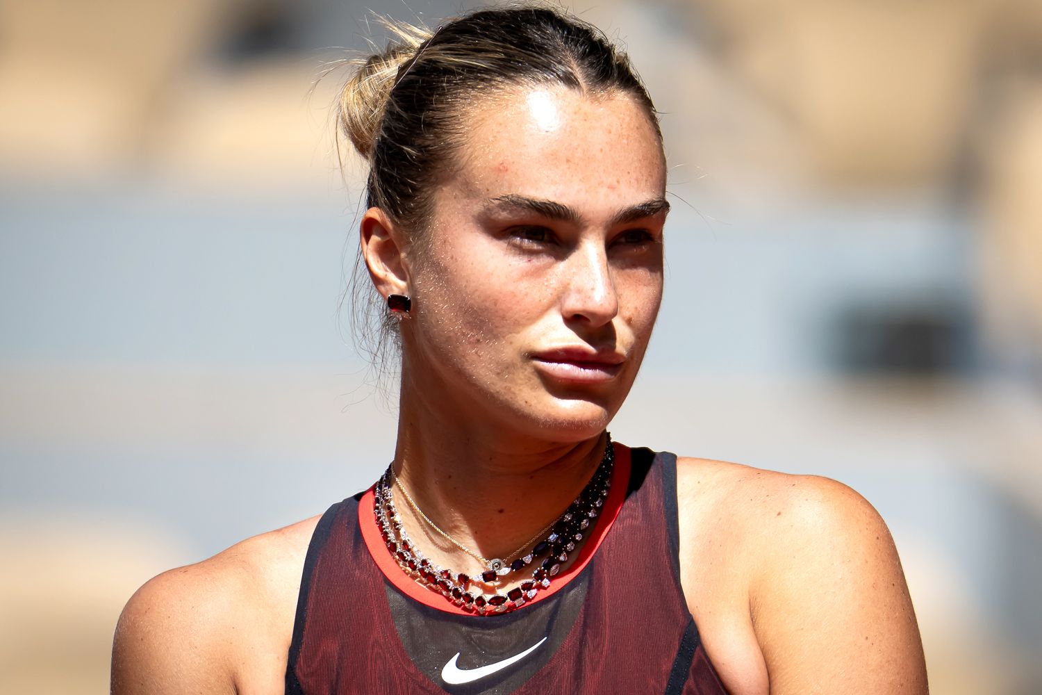 Aryna Sabalenka se defiende tras las críticas recibidas por lucir joyas de 200 quilates durante su victoria en la primera ronda del Abierto de Francia.