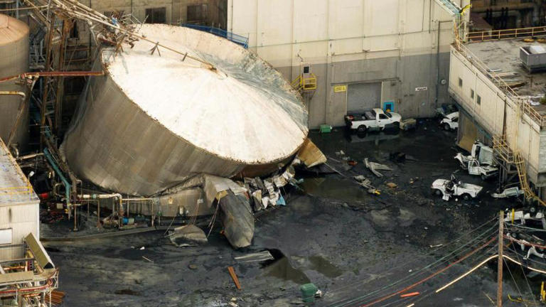 Search for victims continues as death toll rises in Washington chemical ...