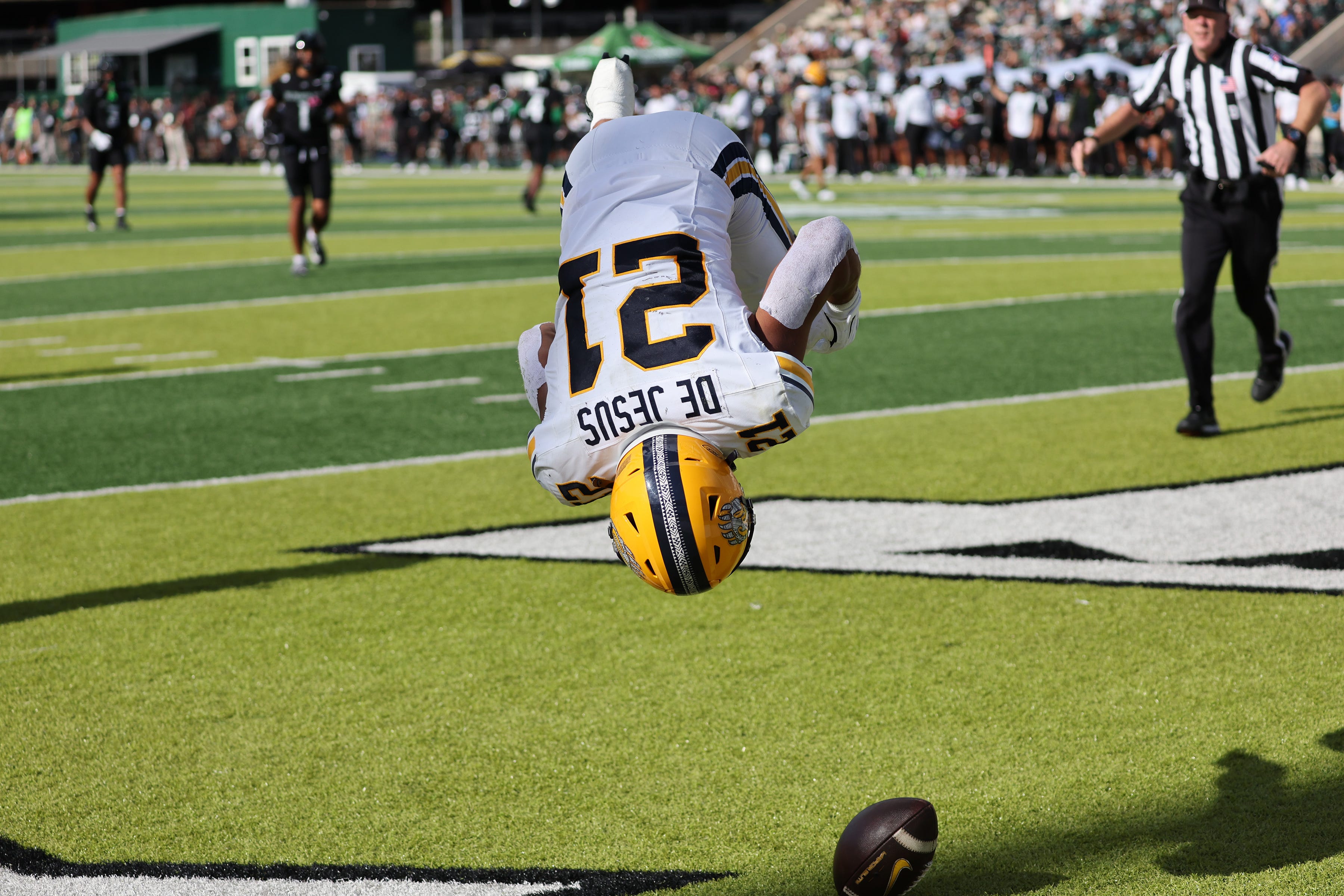 Dec 24, 2025; Honolulu, HI, USA; California Golden Bears wide receiver Jacob De Jesus (21) does a backflip in the end zone after making a touchdown catch over the Hawaii Rainbow Warriors in the first quarter at the Hawaii Bowl at the Clarence T.C. Ching Athletics Complex. Mandatory Credit: Marco Garcia-Imagn Images