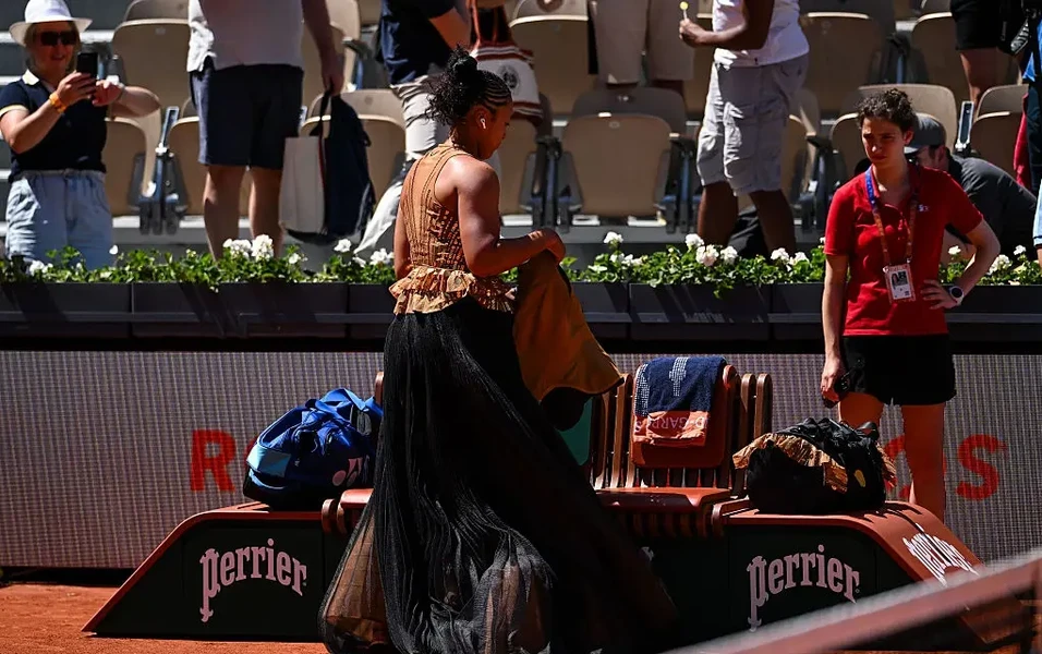 Osaka’s gold dress ignites French Open rule debate