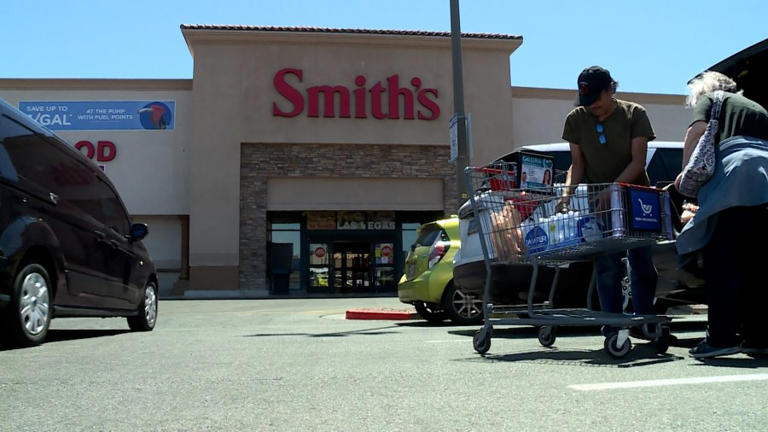 Customers return to Las Vegas grocery store more than 2 weeks after ...