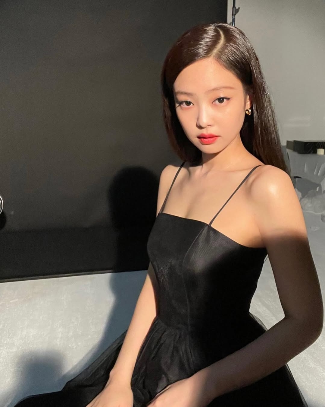 Cách Jennie dưỡng da mịn màng, chuẩn 'glass skin'