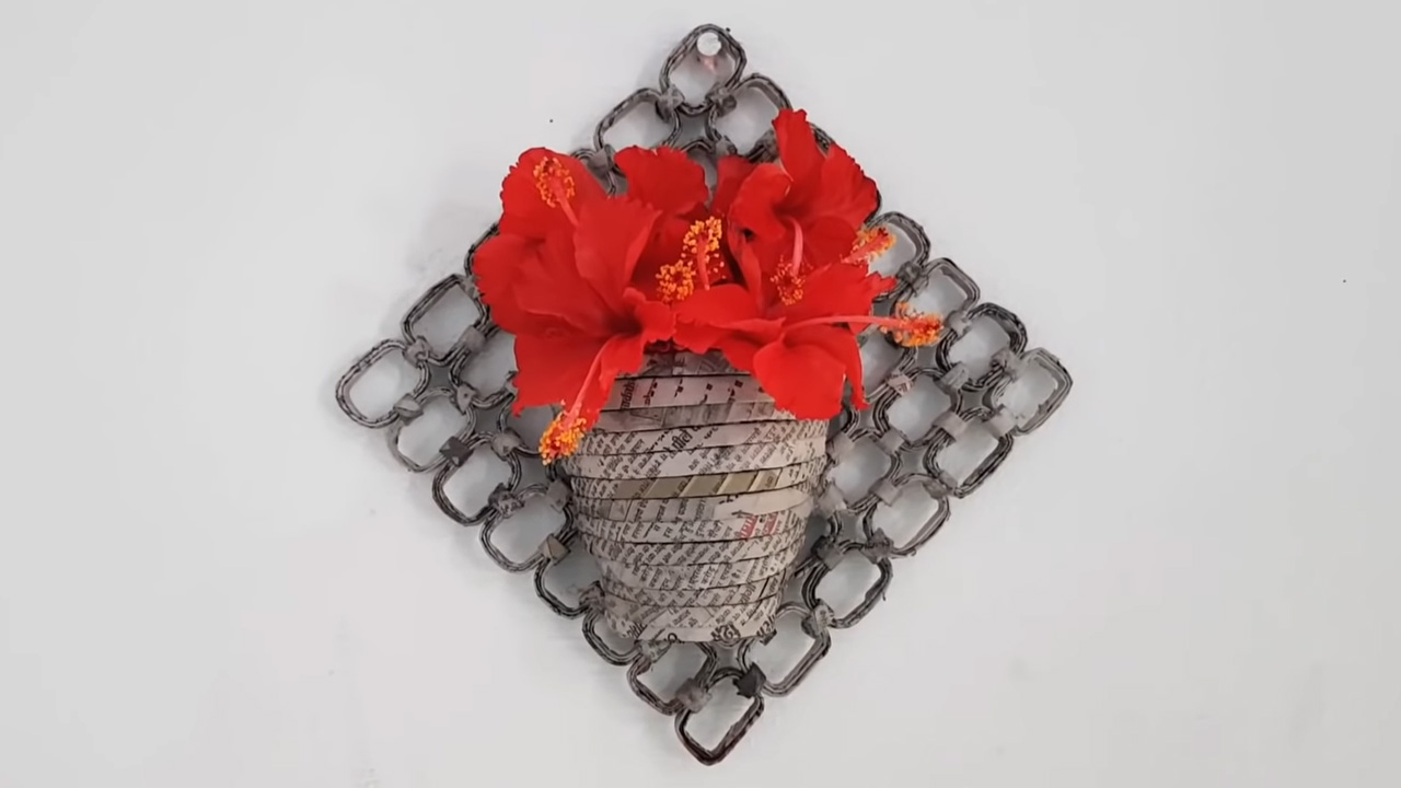 DIY newspaper wall hanging made from recycled paper guide