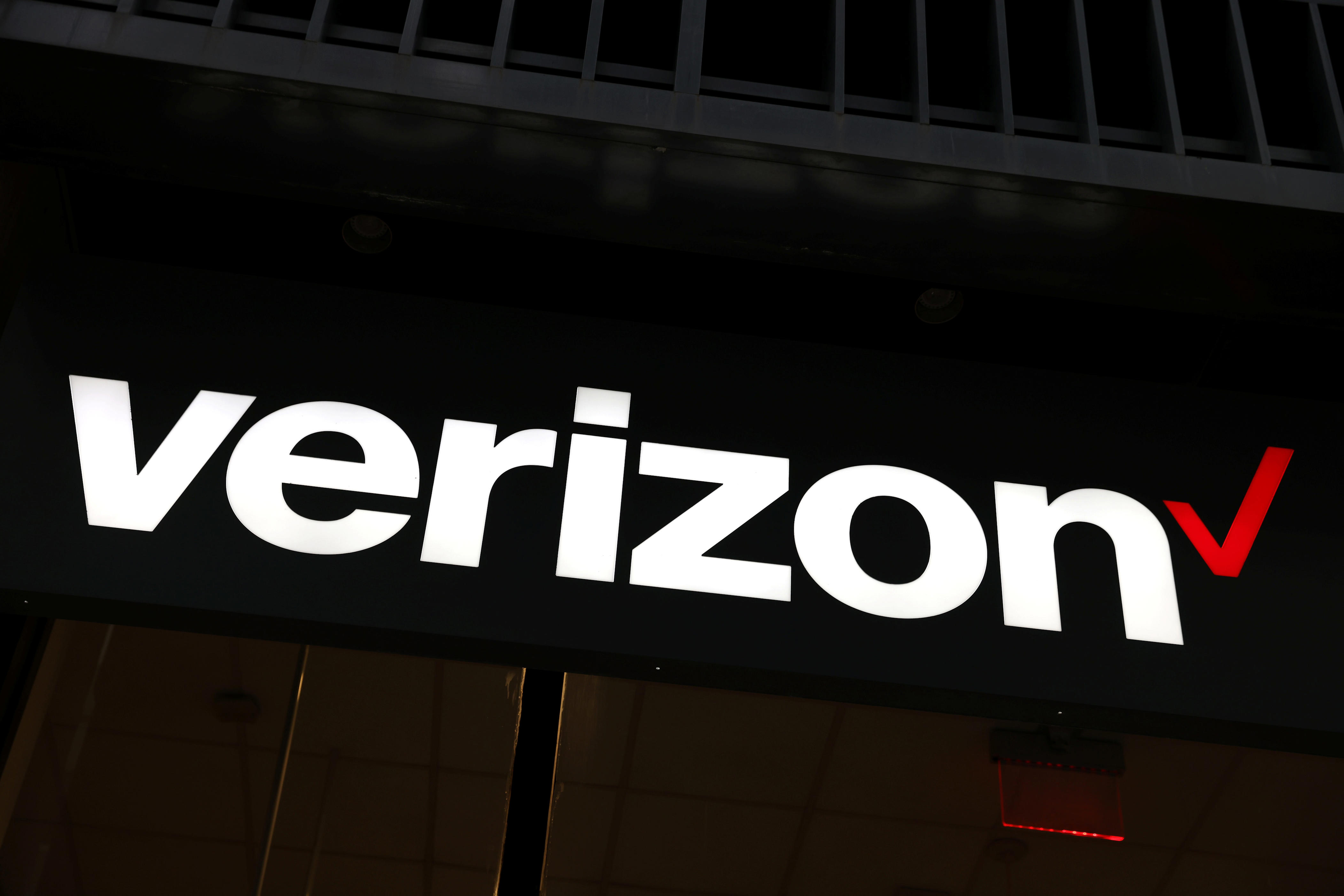 Verizon outage resolved after customers report service issues issues Saturday