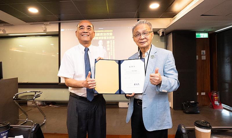 周建亨所長（左）致贈感謝狀予廖永源董事長（右），感謝其返校分享產業實務與AI趨勢，啟發學生國際視野與未來競爭力。