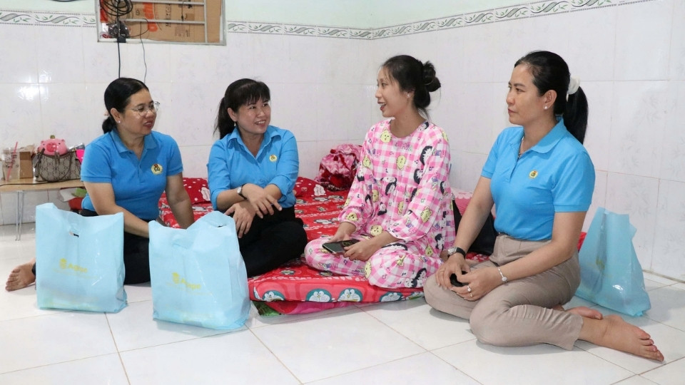 Công đoàn Vĩnh Long lắng nghe công nhân tại khu nhà trọ