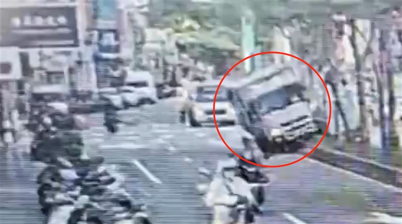 悚!北市貨車猛撞變電箱「整座噴飛」畫面曝光 害191戶遭波及停電