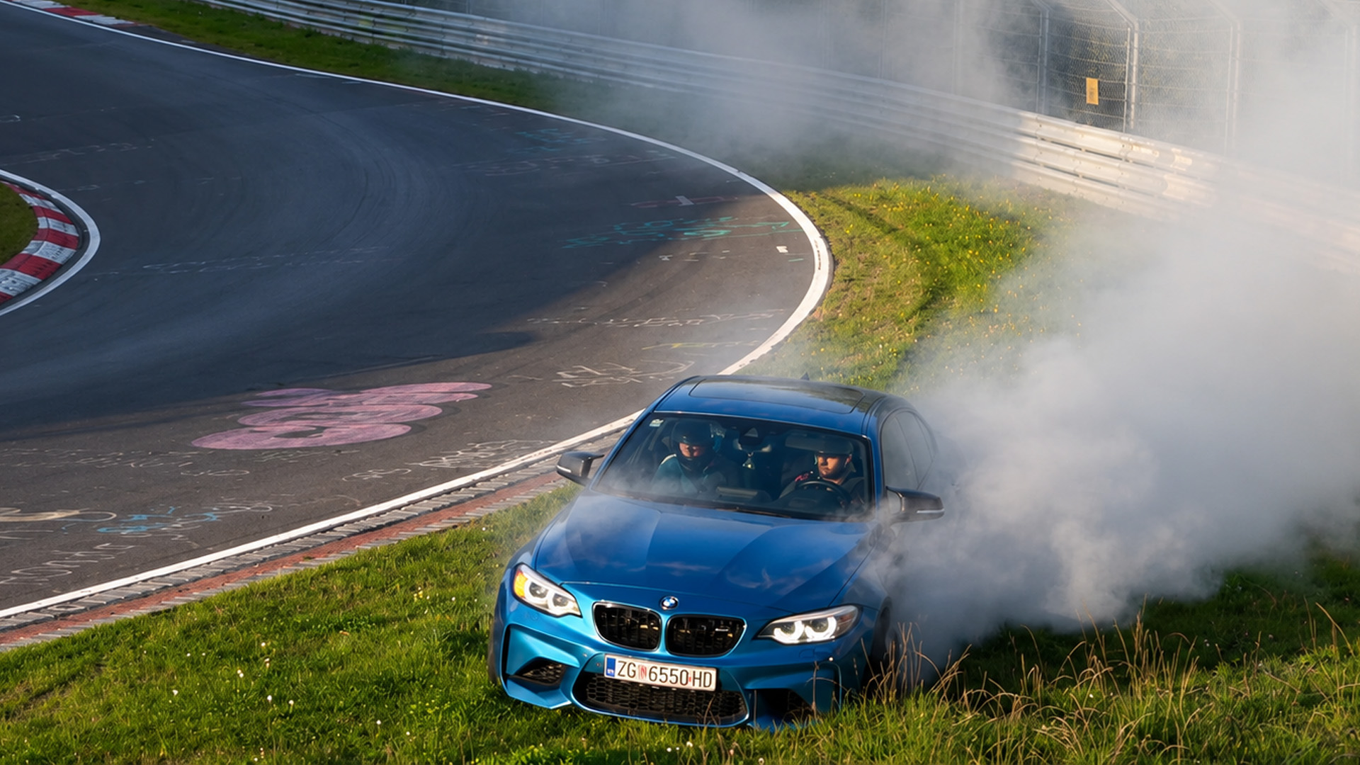 BMW M2 spint van de baan voordat motorproblemen toeslaan op het circuit