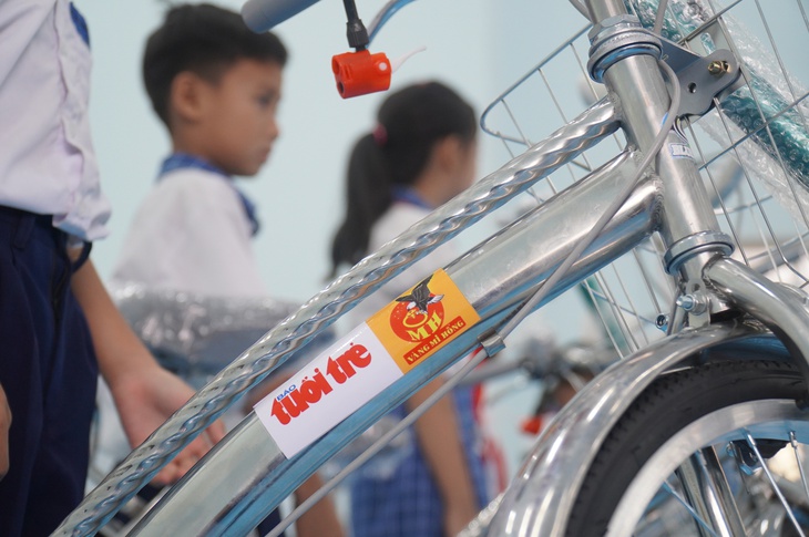 Báo Tuổi Trẻ phối hợp tặng xe đạp và hàng ngàn quyển tập cho học sinh Đồng Tháp