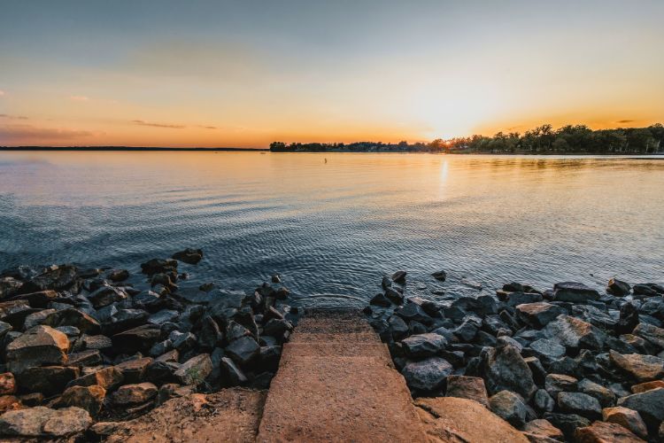 7 must-visit lakeside vacation spots in the US