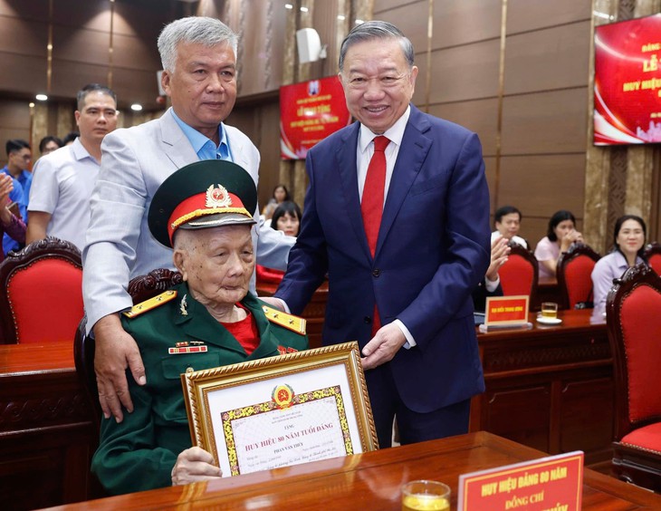 Kết luận mới của Bộ Chính trị về trao tặng Huy hiệu 80 năm tuổi Đảng trở lên