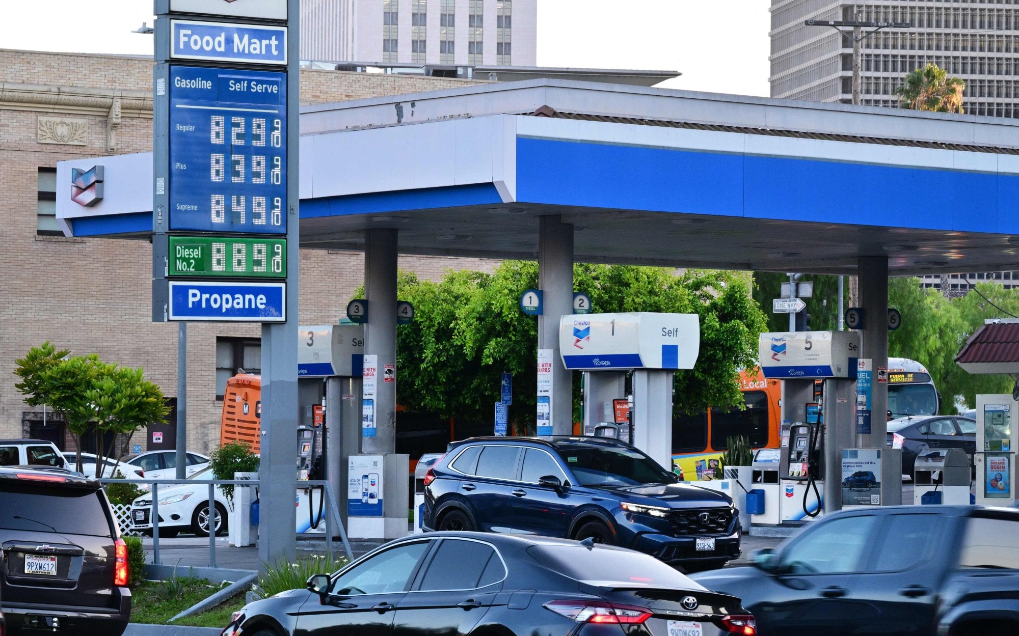 US key inflation gauge worsens, eroding Americans’ income and spending ...