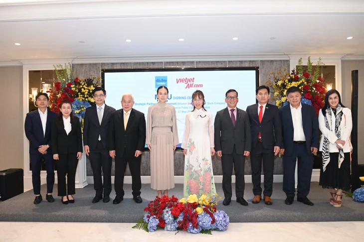 Madam Pang và Tiến sĩ Nguyễn Thị Phương Thảo đồng hành vì bóng đá