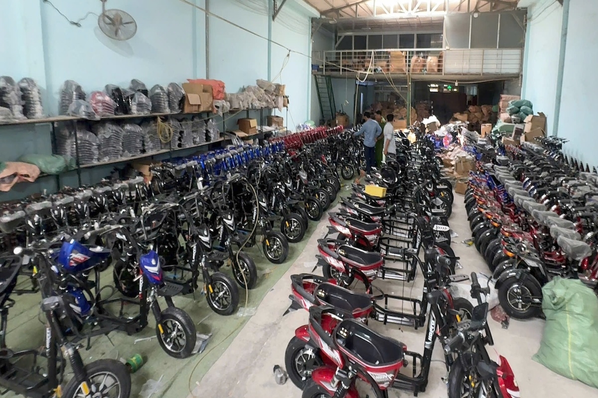 Tạm giữ hơn 210 xe độ chế pin trái phép