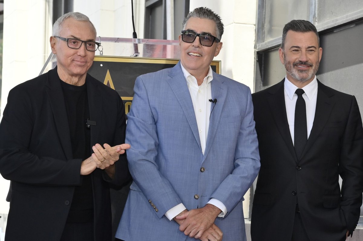 El comediante y presentador de podcasts Adam Carolla recibe una estrella en el Paseo de la Fama de Hollywood.