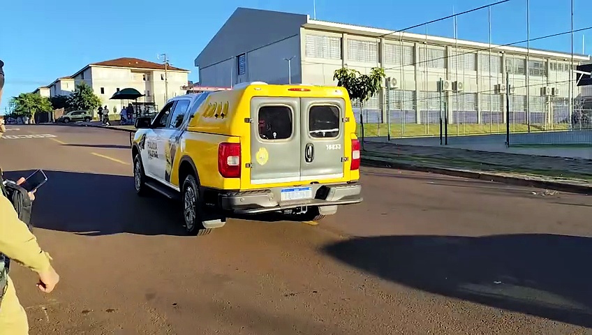 Só de cueca e armado com faca, homem em surto é contido pelas equipes ...