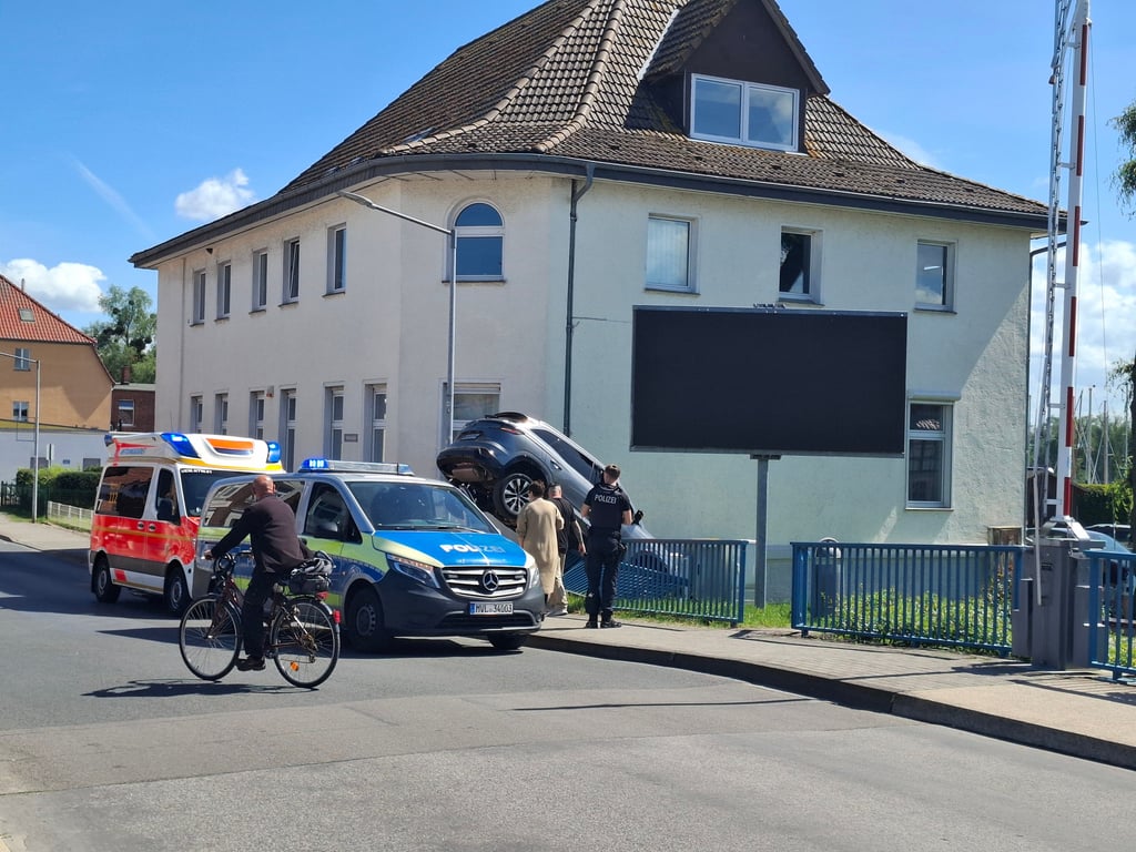 Unfall nach Bus-Stopp im Kreuzungsbereich: Auto kollidiert mit ...