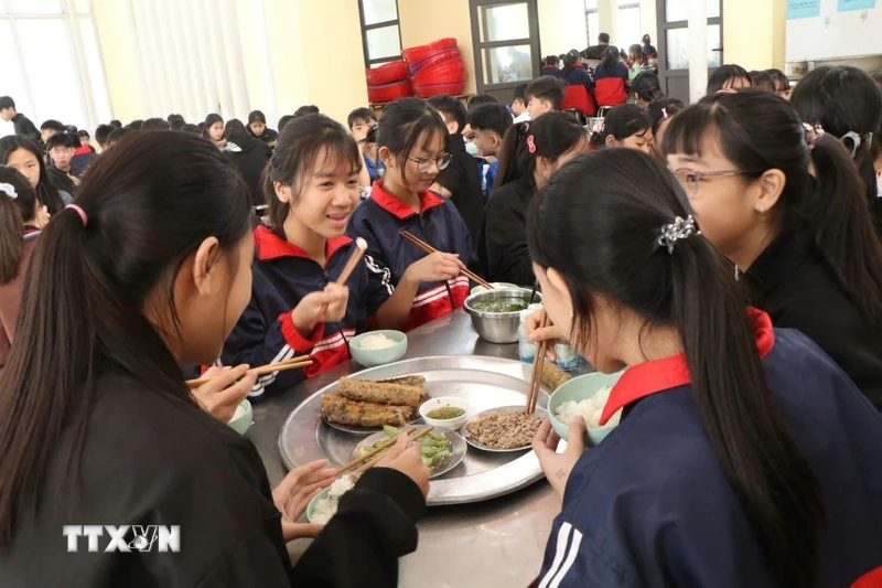 Hỗ trợ tiền ăn, gạo, đồ dùng cá nhân cho học sinh trường phổ thông nội trú