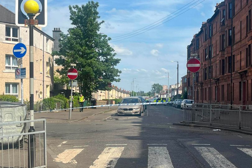 Police tape off Glasgow southside streets amid ongoing incident
