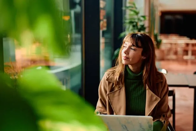 Ver crecer una planta genera satisfacción personal. ISTOCK