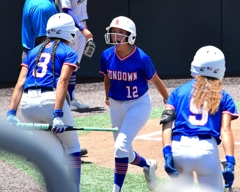 Sundown softball shows it 'belongs' after raising the bar