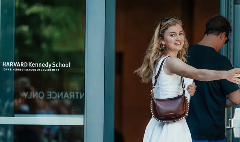 Tiene 24 años, terminó Harvard y está destinada al trono: quién es ...