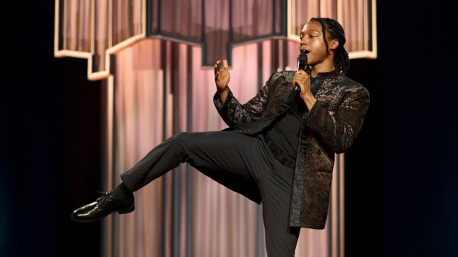 Entrevista a Josh Johnson tras bambalinas del especial de comedia ‘Symphony’.