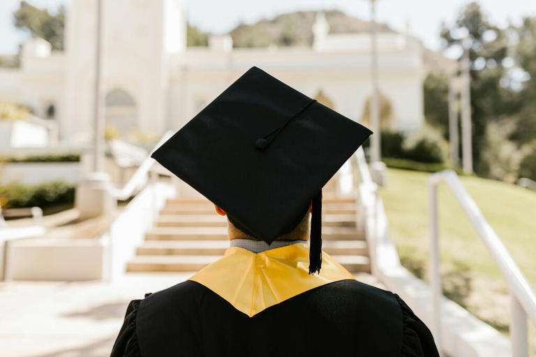 Las 10 carreras universitarias peor pagadas en México en 2026, justo después de la graduación