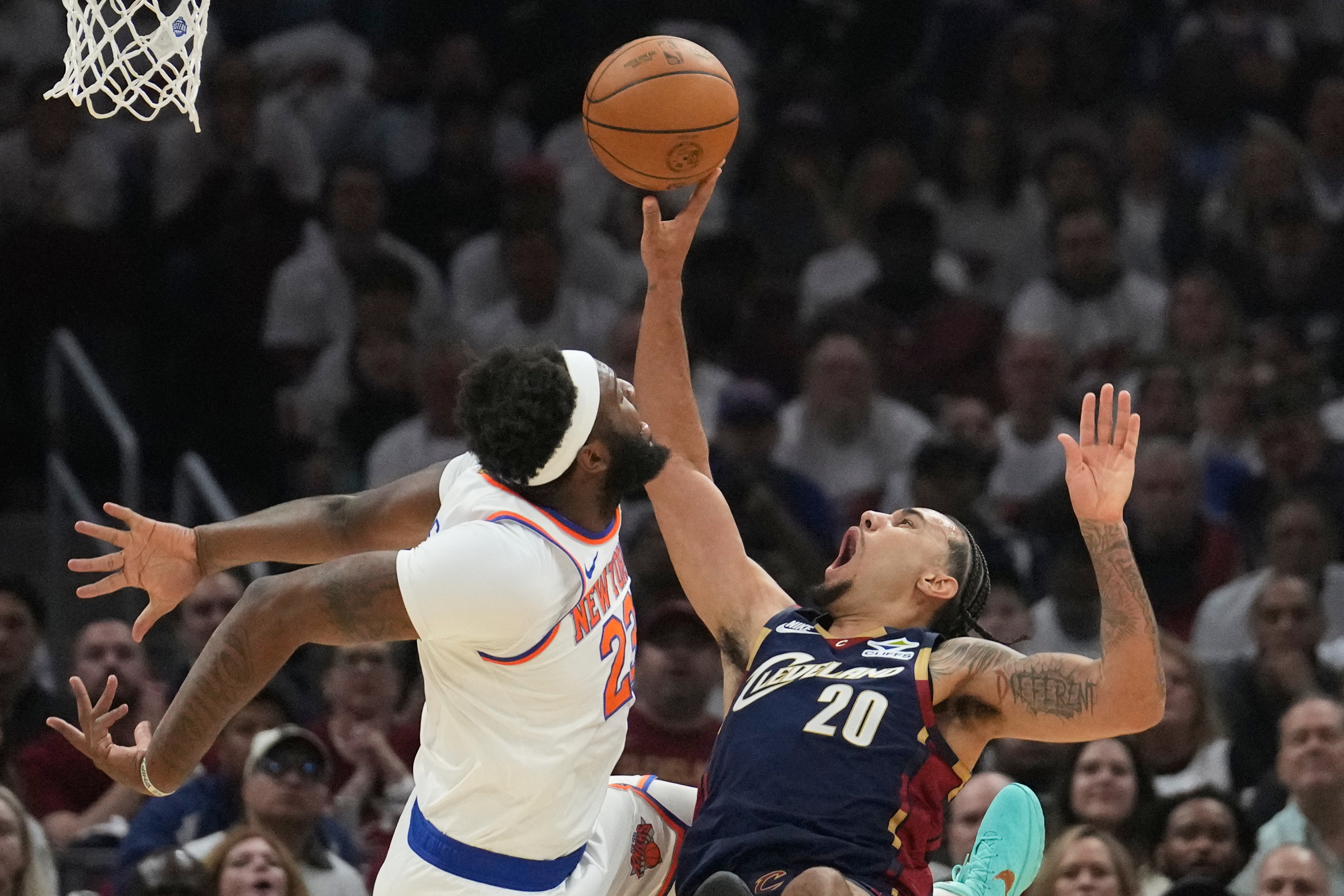 Knicks center Mitchell Robinson has a broken right pinkie finger, AP ...