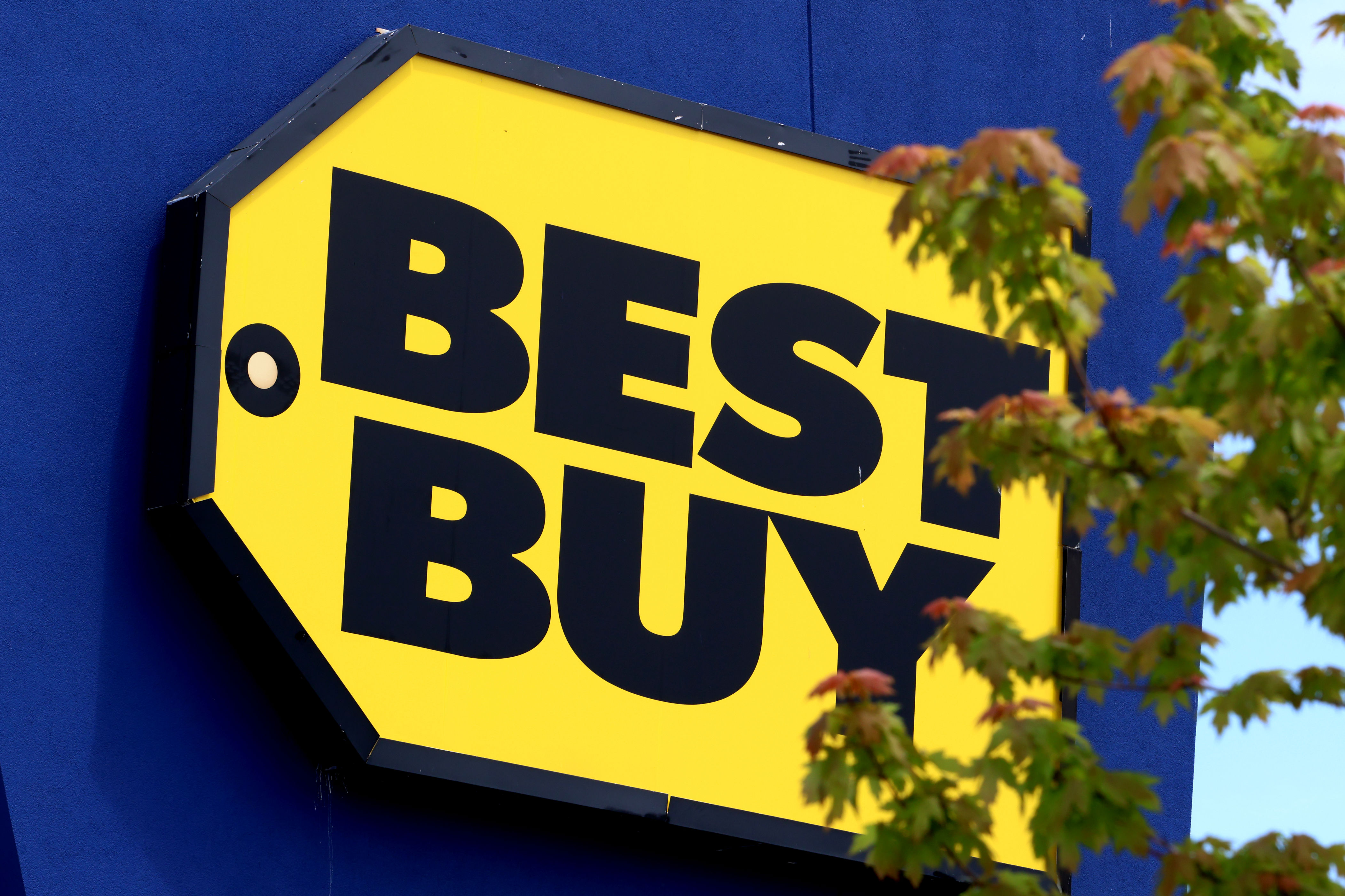 Best Buy stock gains as new gadgets and higher tax refunds boost sales
