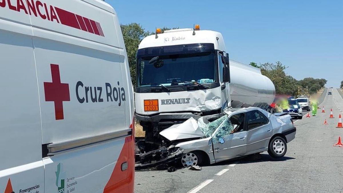 Mueren dos personas en un choque entre un camión y un coche cerca de ...