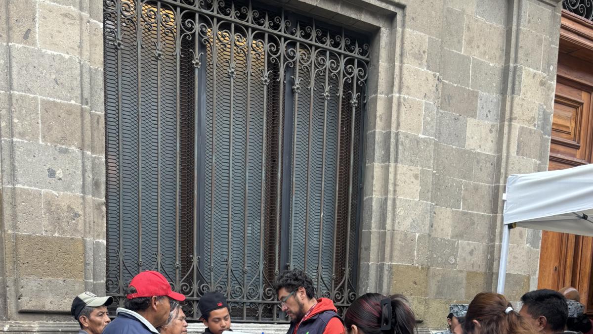 Padres de los 43 llegan a Palacio Nacional para reunirse con Sheinbaum