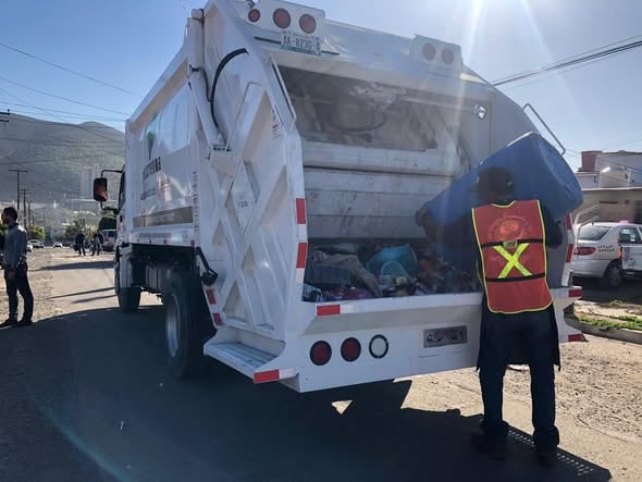 Denuncian adjudicación directa para rentar camiones de basura en Ensenada