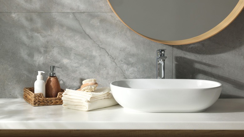 Not shelves: The clever way to store bathroom towels without countertop ...