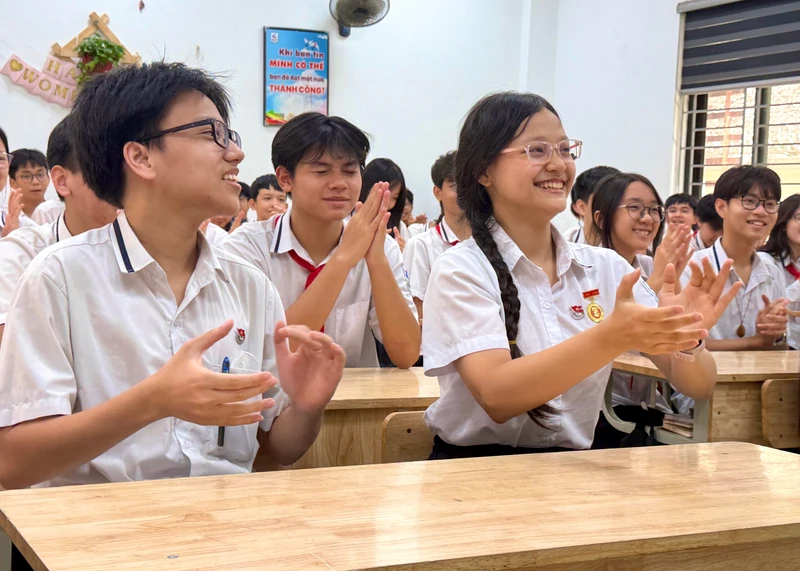 Gần 125.000 thí sinh làm thủ tục dự thi tuyển sinh lớp 10 ở Hà Nội