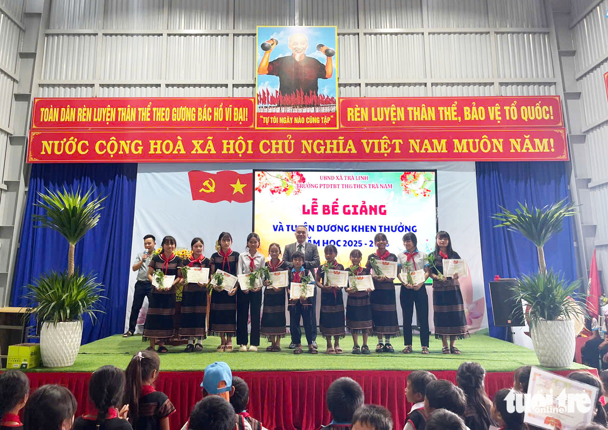 Nhà trường trao thưởng độc lạ: Tặng sâm Ngọc Linh giống cho học sinh giỏi, xuất sắc