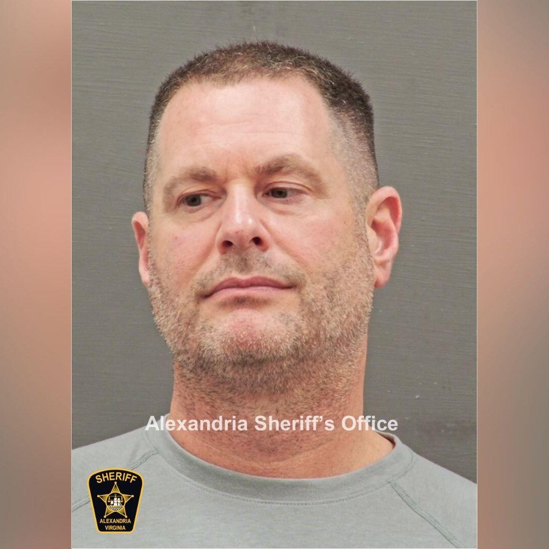 Ex-CIA official found with $40 million in gold bars in plea deal talks