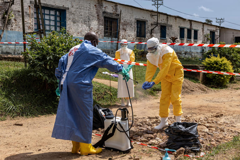 Equipo de MSF desinfectan sus manos, un área de aislamiento segura en el Hospital General de Referencia de Mongbwalu, República del Congo, el 26 de mayo.
