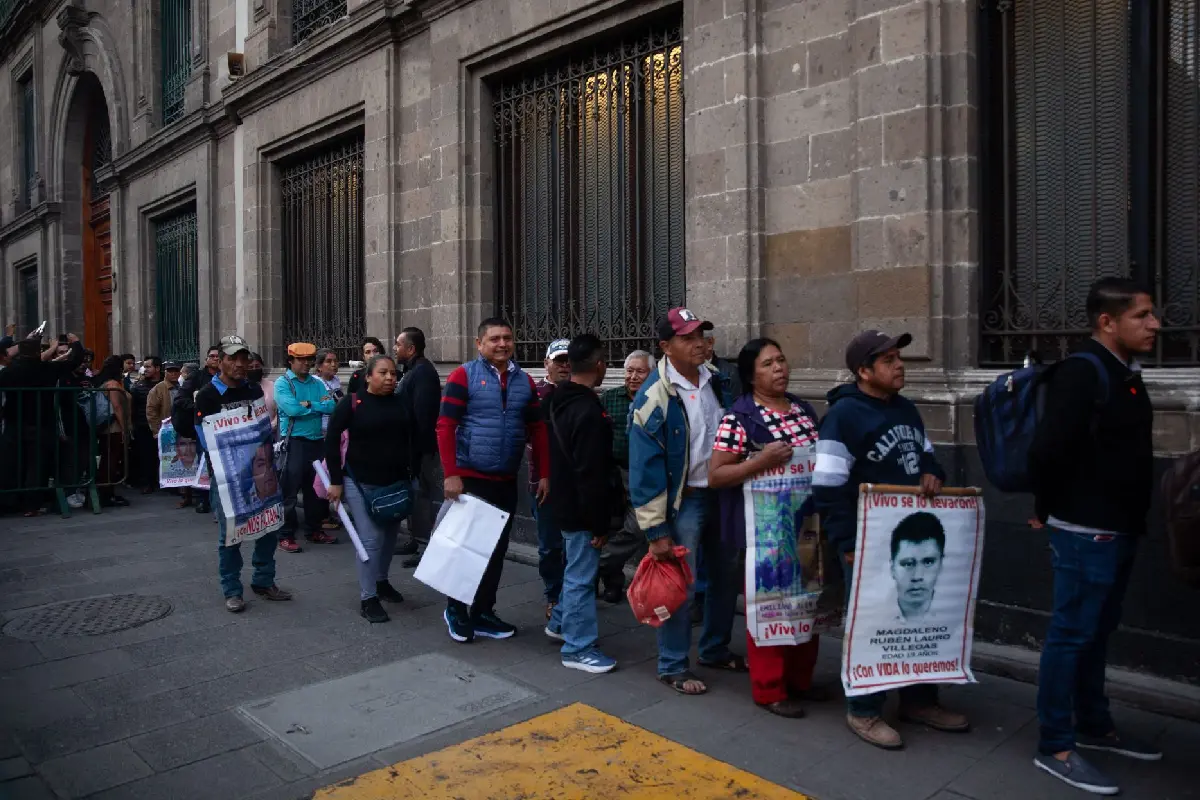 Familiares de los 43 normalistas de Ayotzinapa se reúnen con Sheinbaum ...