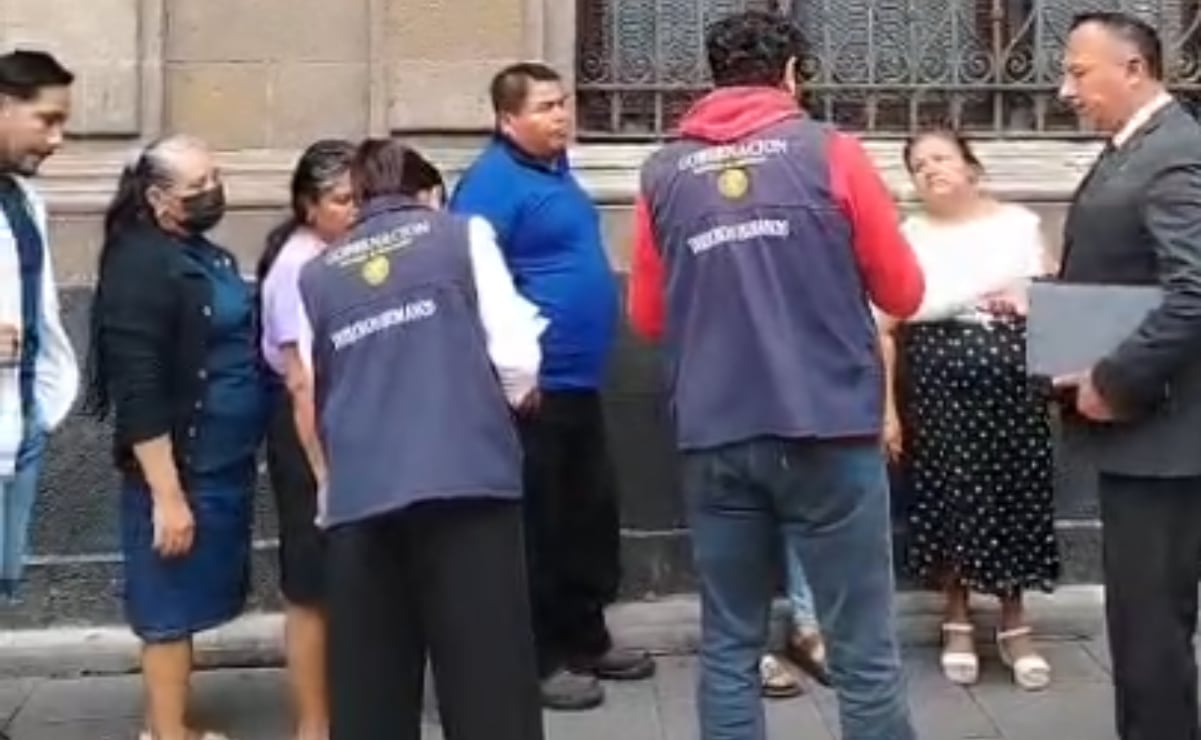 Familiares de los 43 de Ayotzinapa llegan a Palacio Nacional para ...