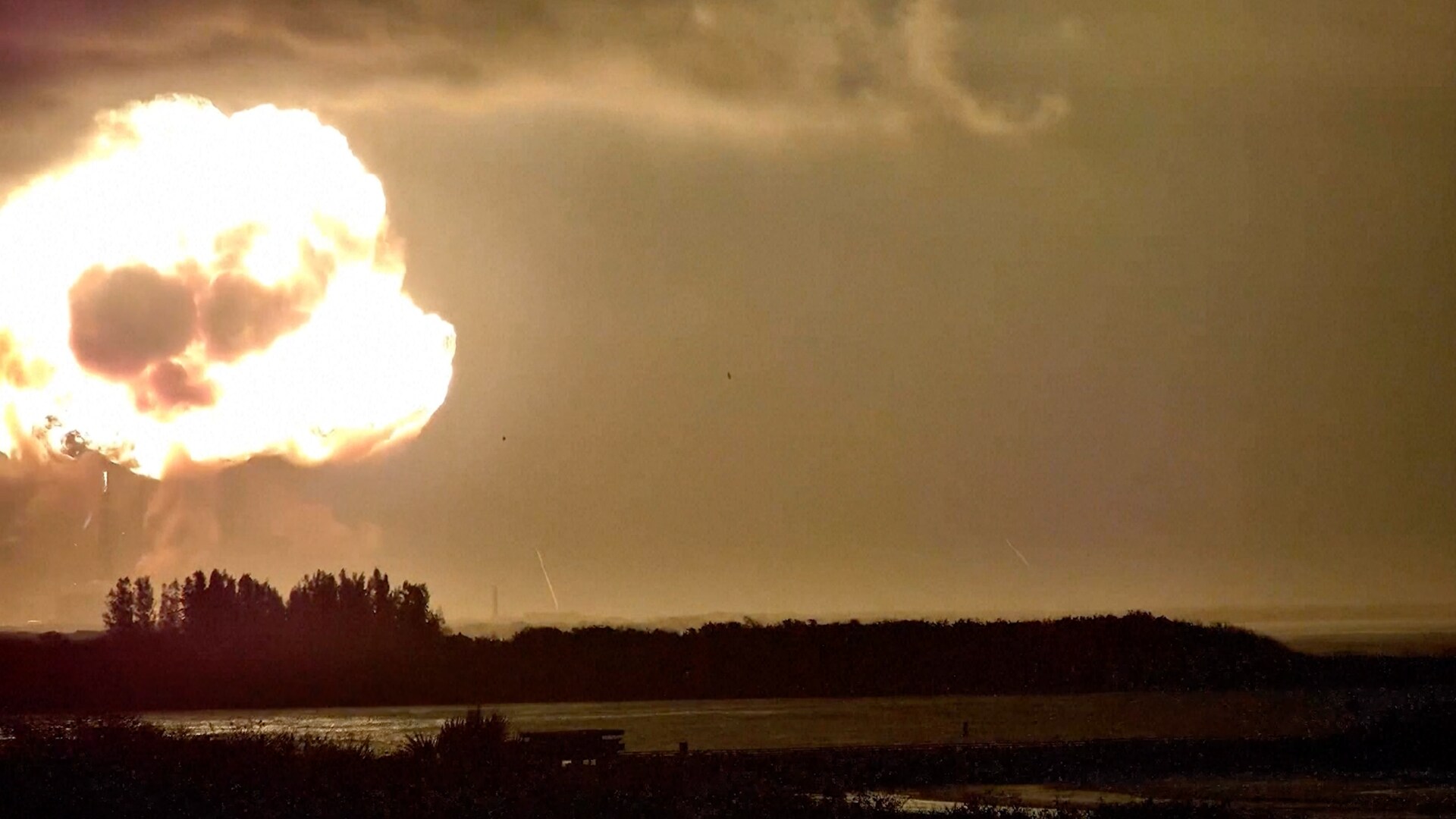 Feuerball im Video: Blue-Origin-Rakete explodiert auf Startrampe