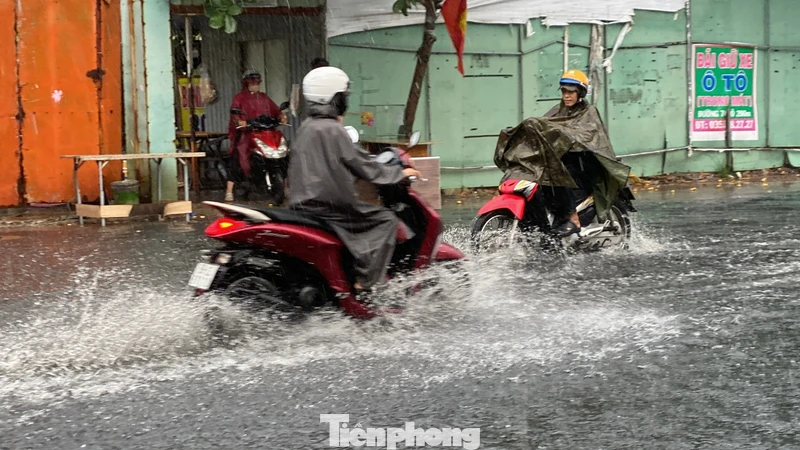 Mưa lớn kéo dài, nhiều tuyến đường TPHCM ngập nước
